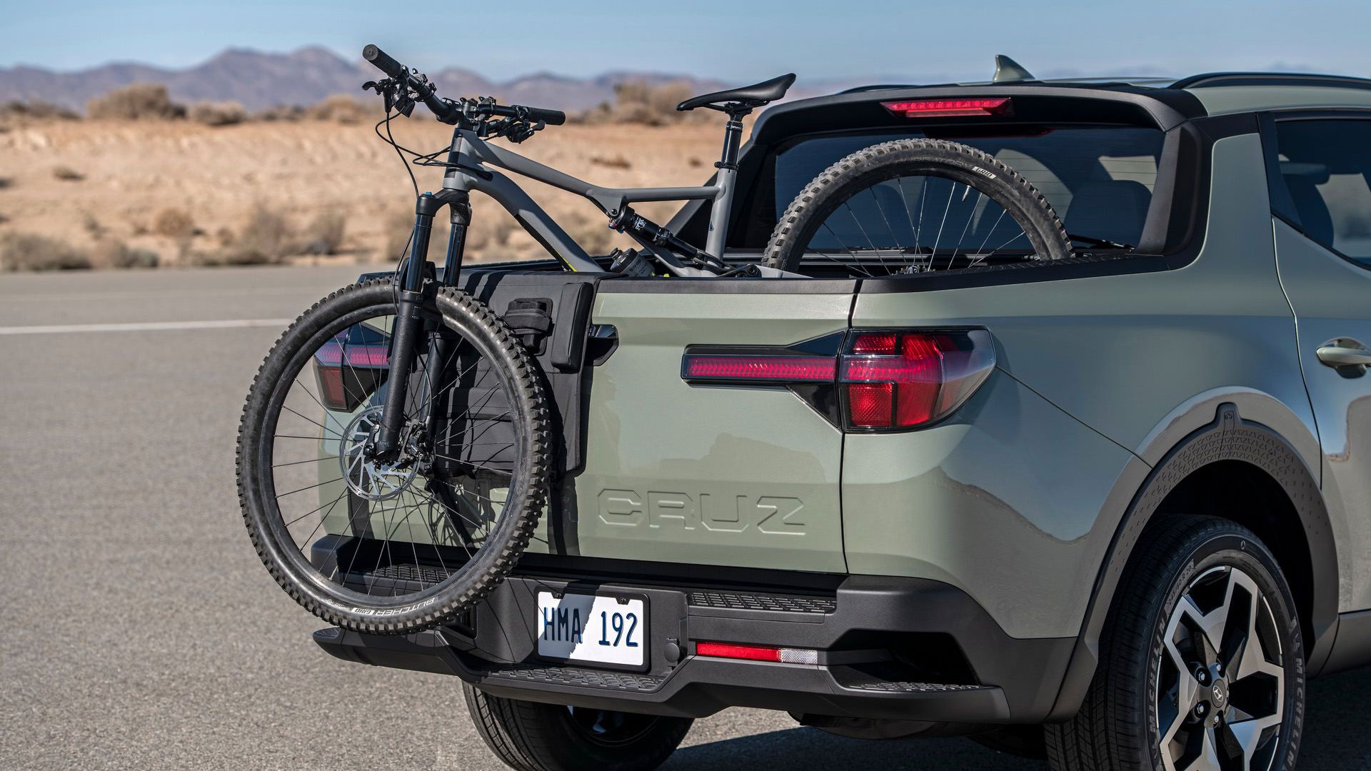 کفی عقب وانت پیکاپ هیوندای سانتاکروز / 2022 Hyundai Santa Cruz با دوچرخه
