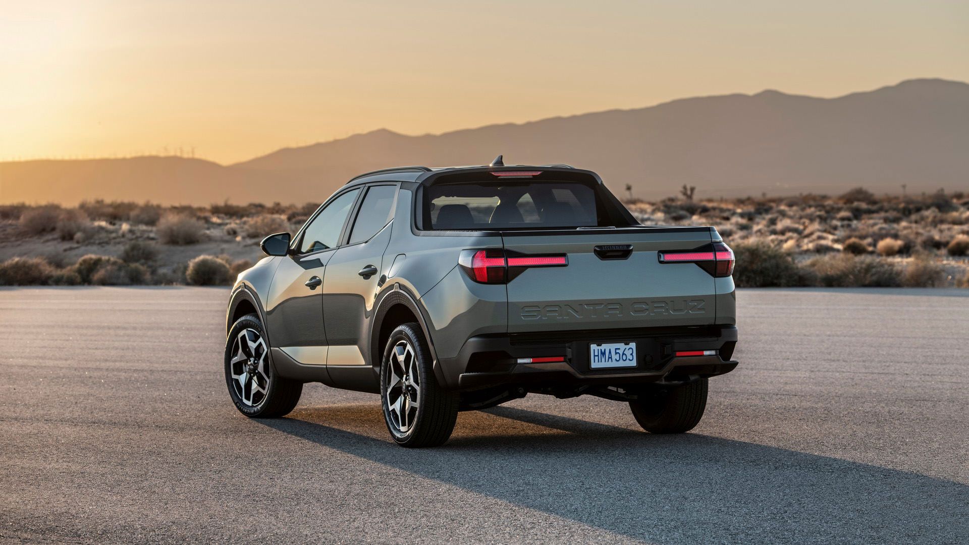 نمای سه چهارم عقب وانت پیکاپ هیوندای سانتاکروز / 2022 Hyundai Santa Cruz با منظره غروب خورشید