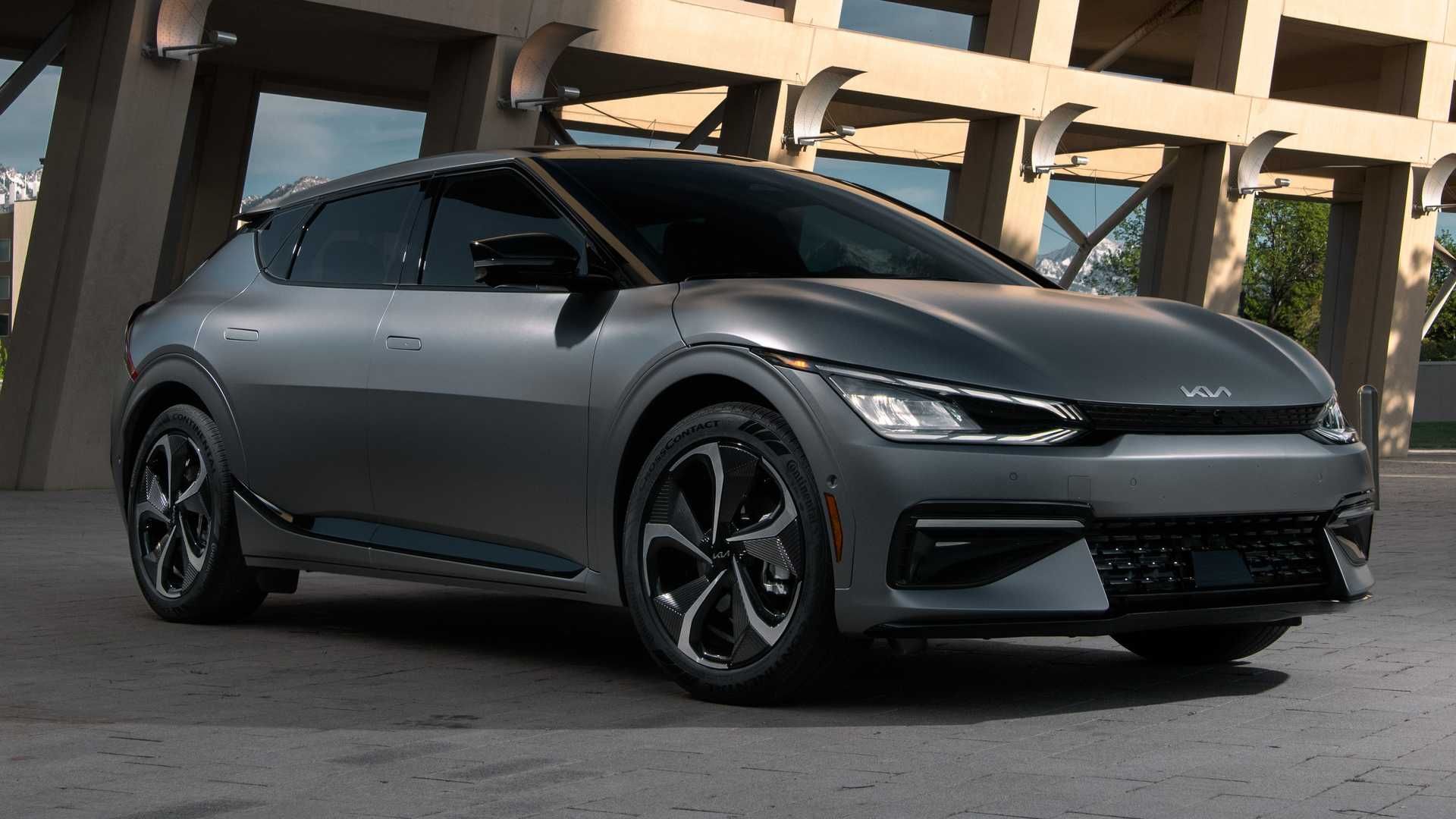 کراس اور برقی کیا ای وی 6 / 2022 Kia EV6 crossover خاکستری رنگ