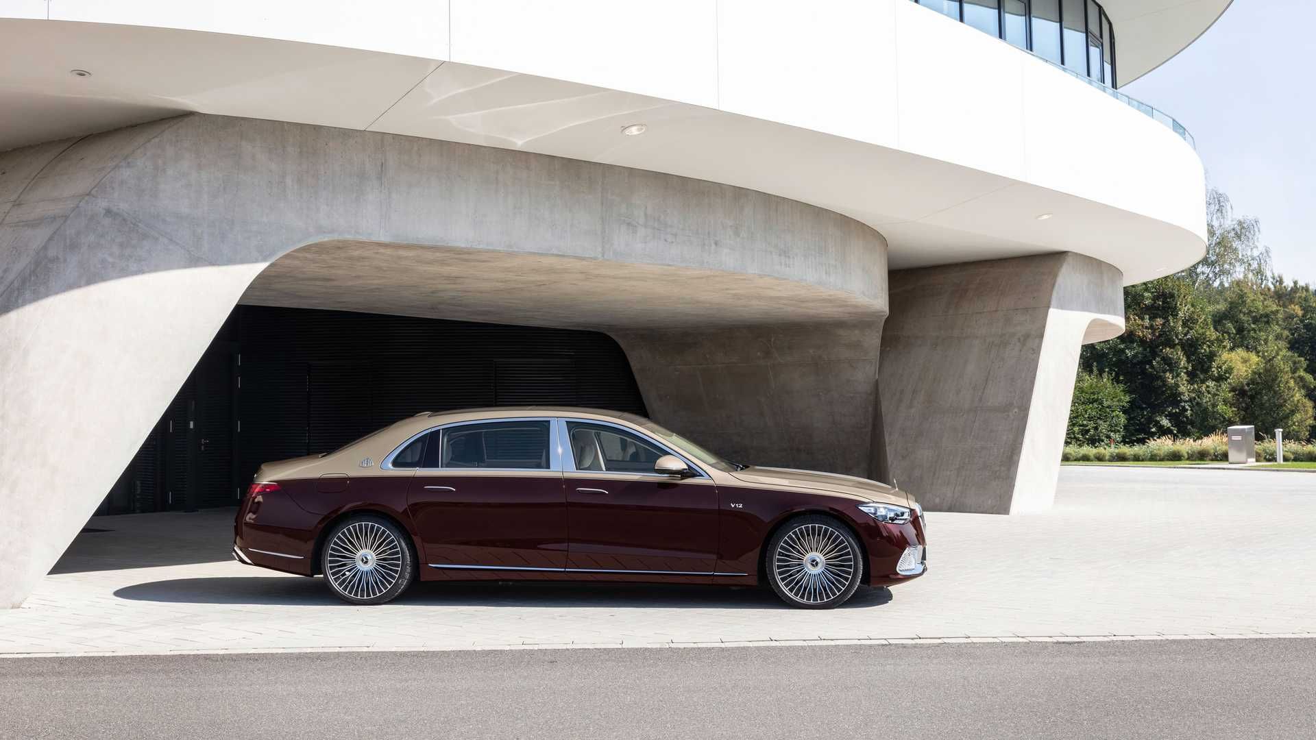 نمای جانبی مرسدس میباخ اس 680 اس کلاس / Mercedes-Maybach S680 S-Class در کنار ساختمان
