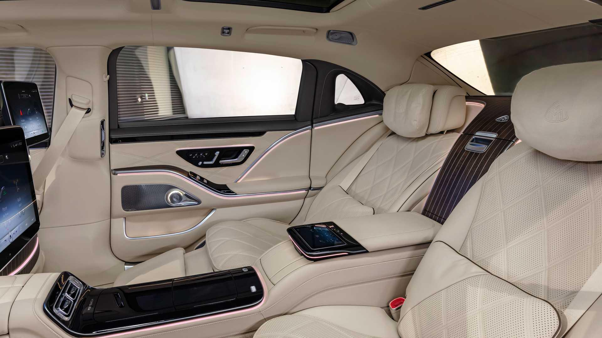 صندلی های عقب مرسدس میباخ اس 680 اس کلاس / Mercedes-Maybach S680 S-Class