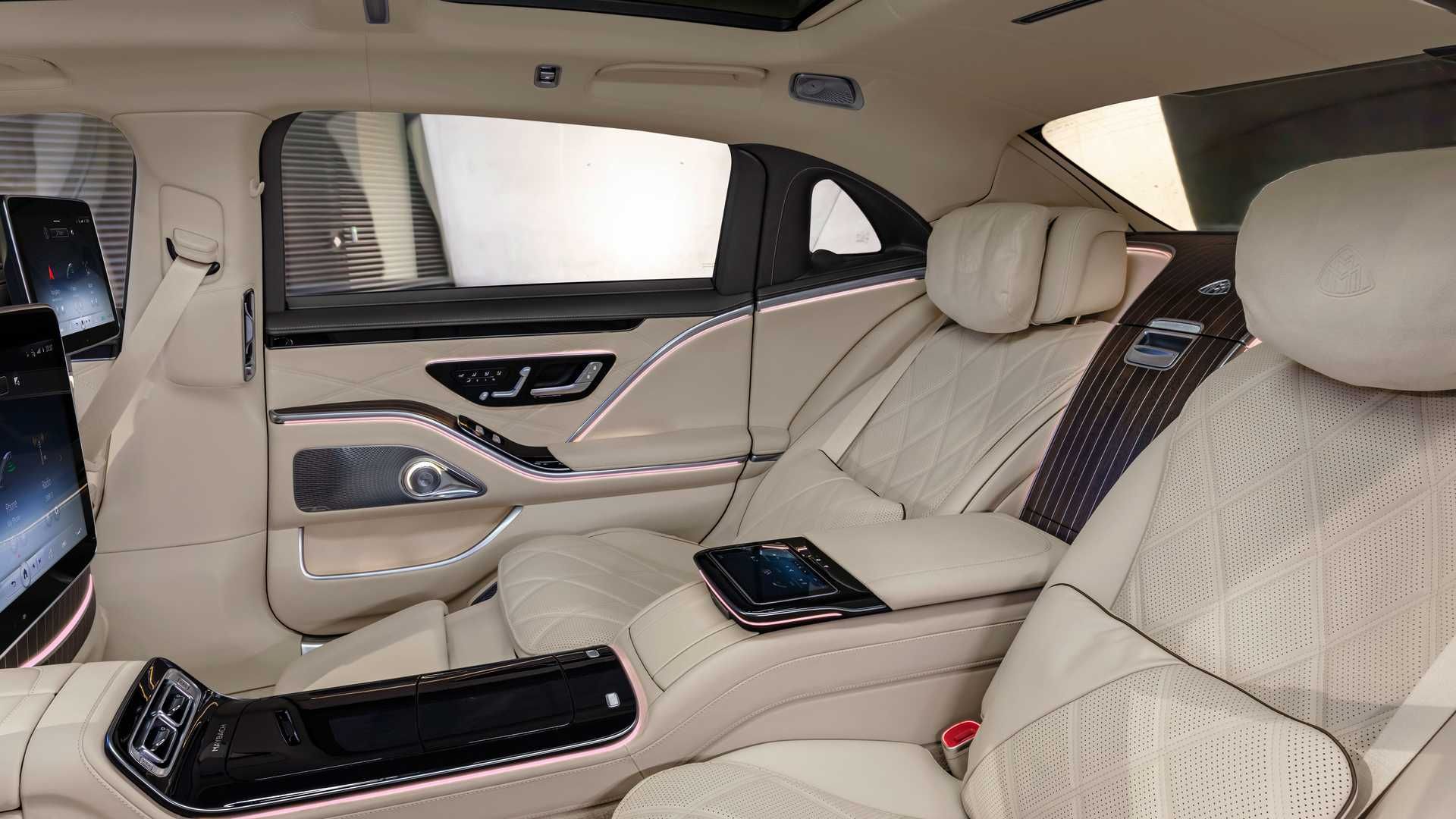 صندلی های عقب مرسدس میباخ اس 680 اس کلاس / Mercedes-Maybach S680 S-Class