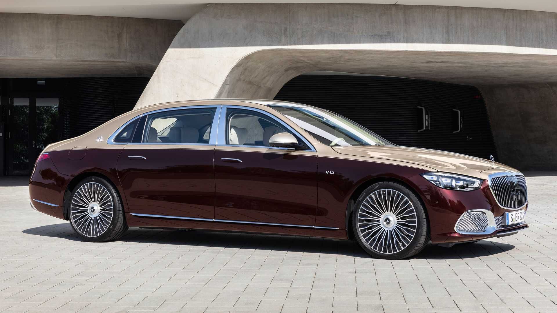 نمای سه چهارم مرسدس میباخ اس 680 اس کلاس / Mercedes-Maybach S680 S-Class گیلاسی رنگ
