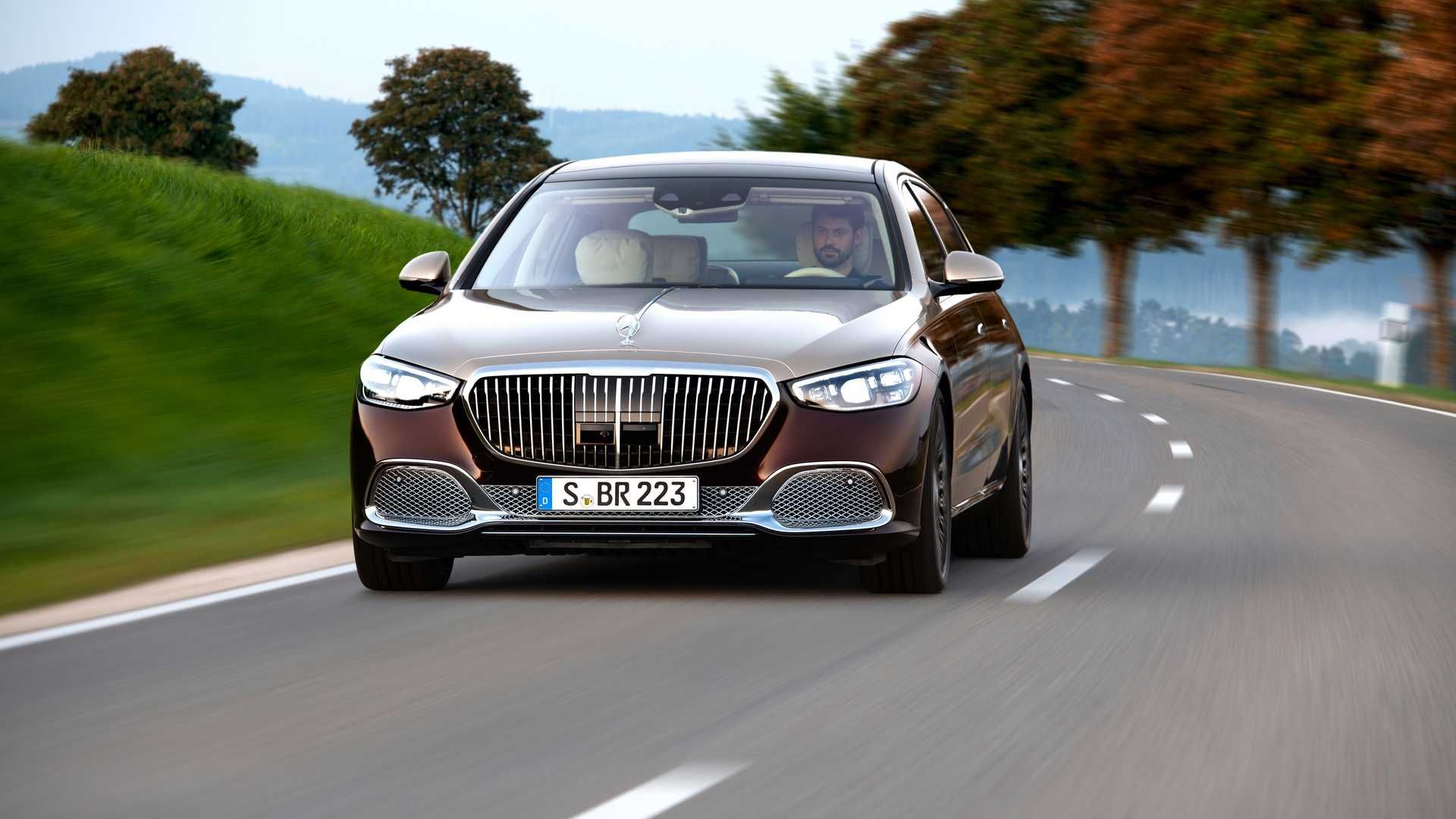 نمای جلو مرسدس میباخ اس 680 اس کلاس / Mercedes-Maybach S680 S-Class گیلاسی رنگ در جاده با منظره درخت