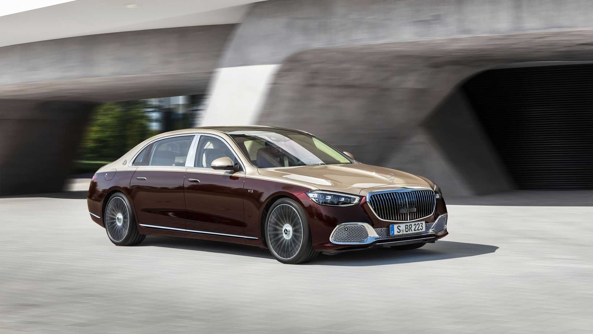 نمای مرسدس میباخ اس 680 اس کلاس / Mercedes-Maybach S680 S-Class گیلاسی رنگ در کنار پل