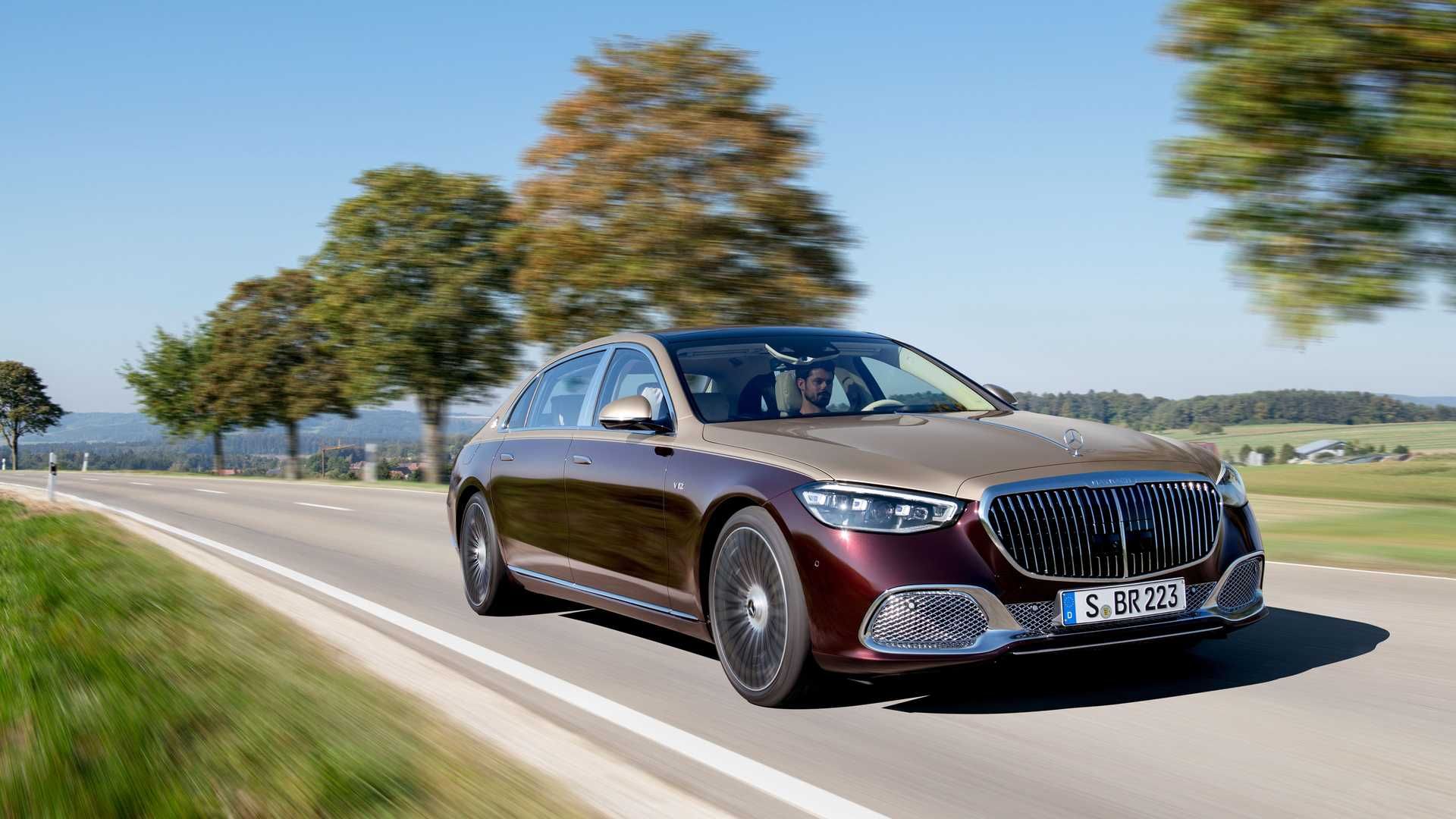 نمای مرسدس میباخ اس 680 اس کلاس / Mercedes-Maybach S680 S-Class گیلاسی رنگ در جاده