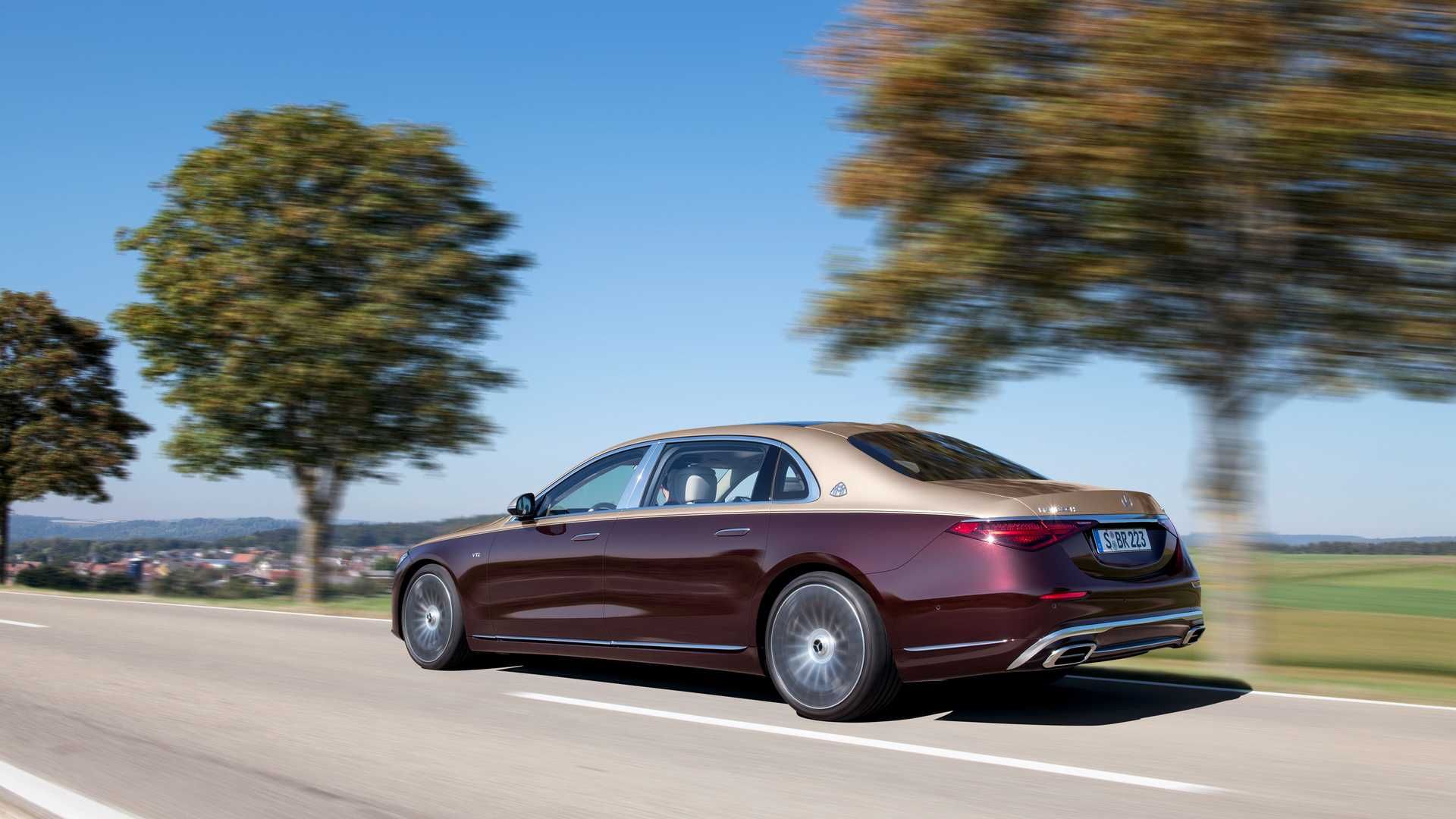 نمای سه چهارم عقب مرسدس میباخ اس 680 اس کلاس / Mercedes-Maybach S680 S-Class در جاده با منظره درخت