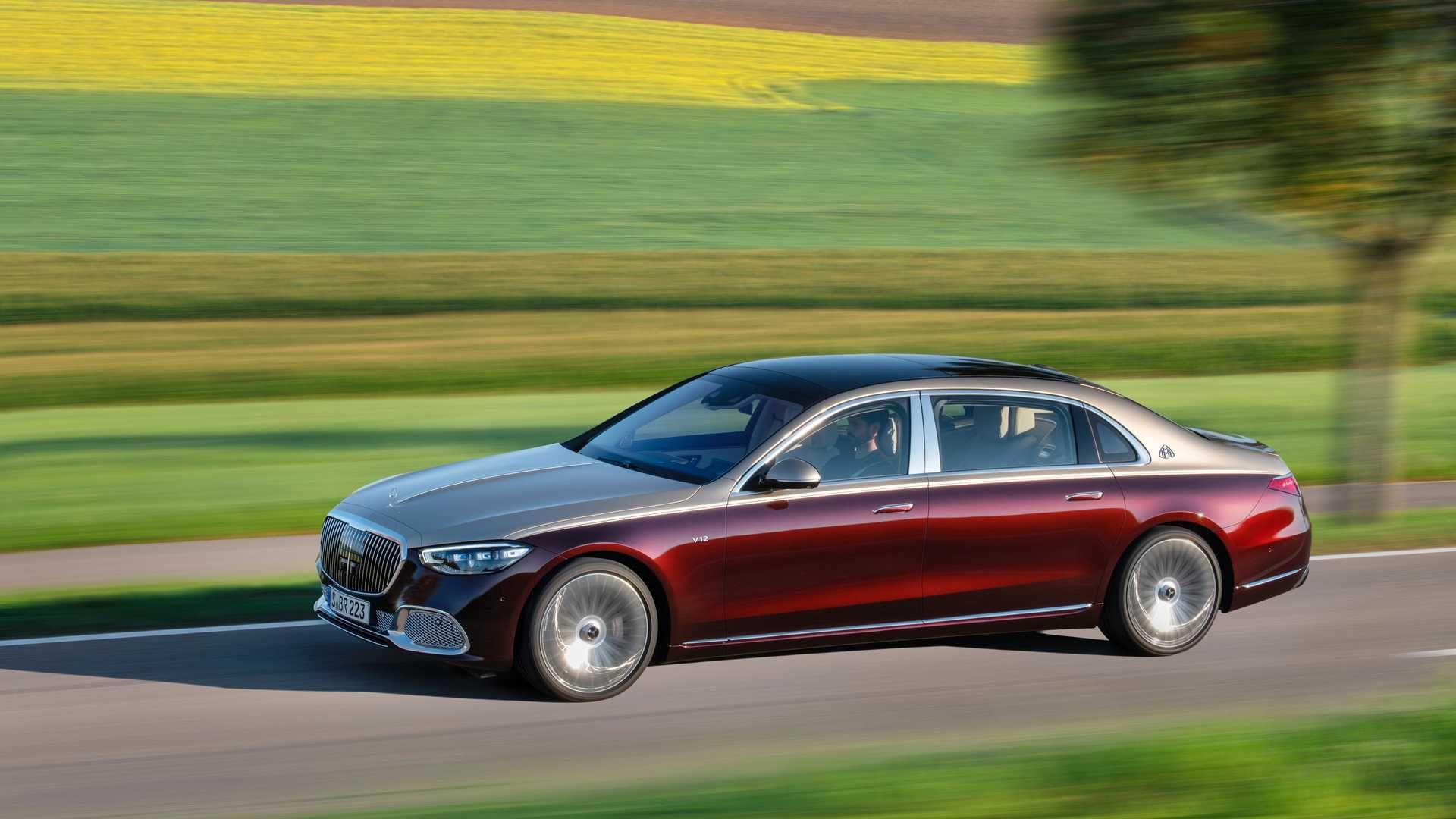مرسدس میباخ اس 680 اس کلاس / Mercedes-Maybach S680 S-Class در جاده با منظره سبز و درخت