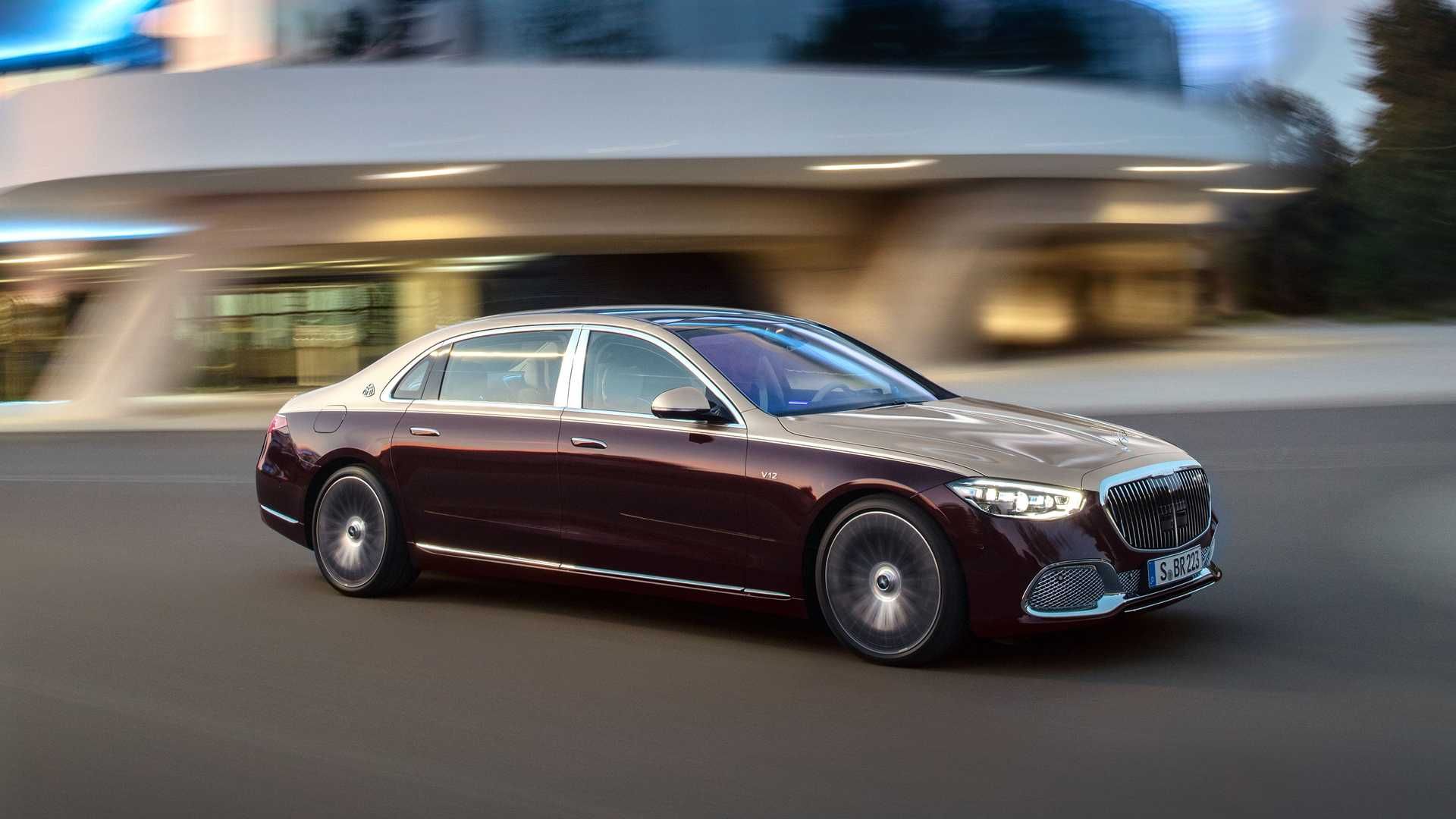 نمای مرسدس میباخ اس 680 اس کلاس / Mercedes-Maybach S680 S-Class گیلاسی رنگ در جاده
