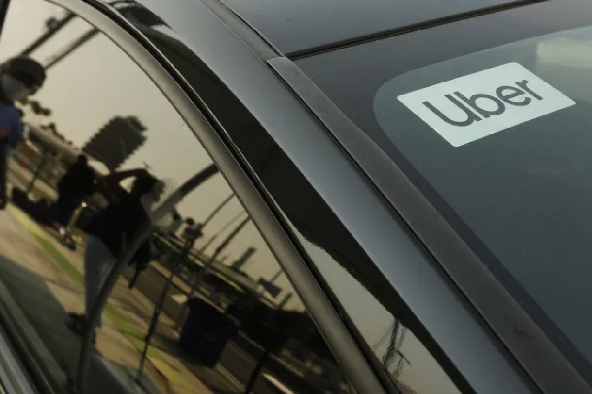 تصویری خودرو با نوشته‌ی اوبر