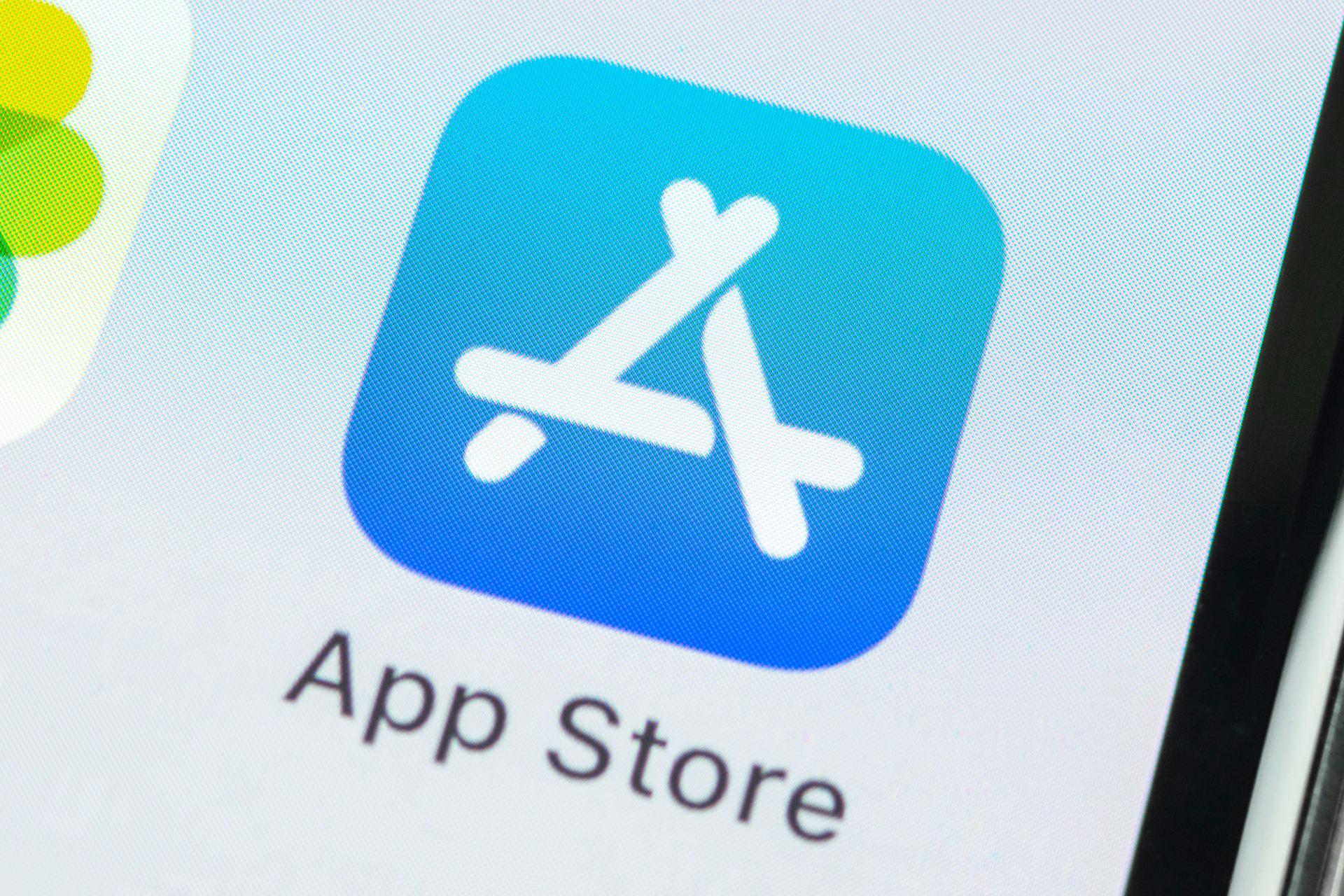آیکون لوگو فروشگاه اپ استور اپل / Apple App Store از نمای نزدیک روی نمایشگر آیفون