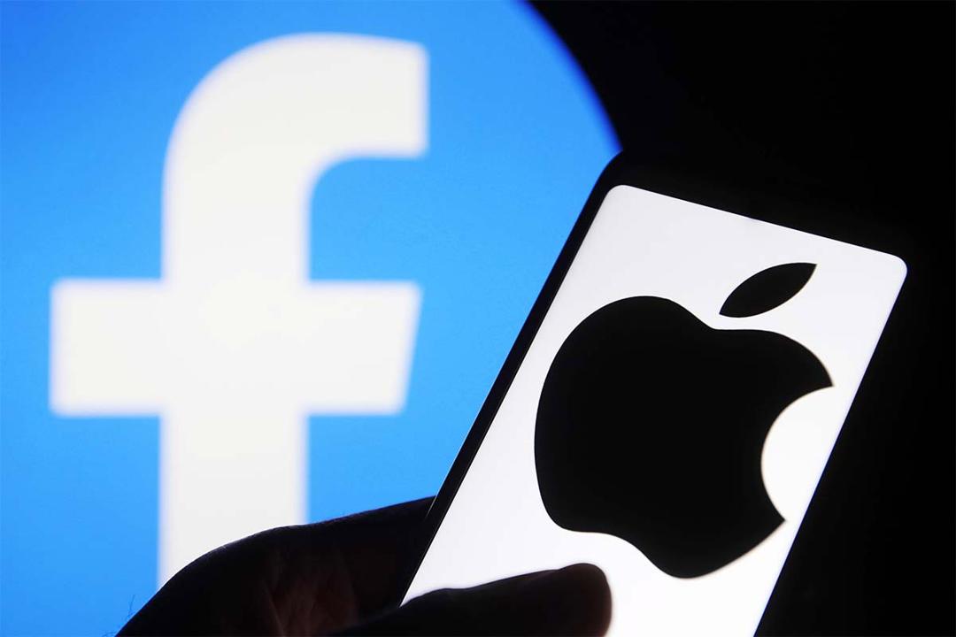 لوگوی اپل / Apple روی گوشی و لوگوی فیسبوک / Facebook در پس زمینه