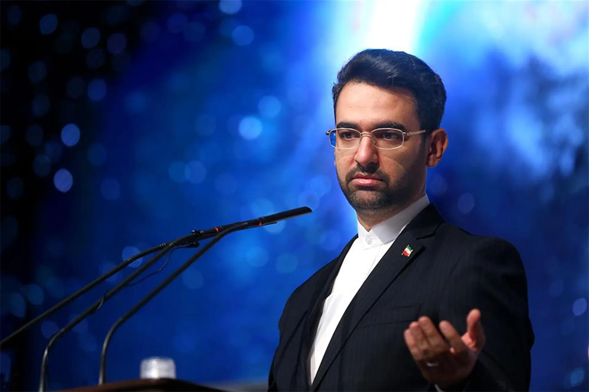 وزیر ارتباطات آذری جهرمی درحال صحبت کردن