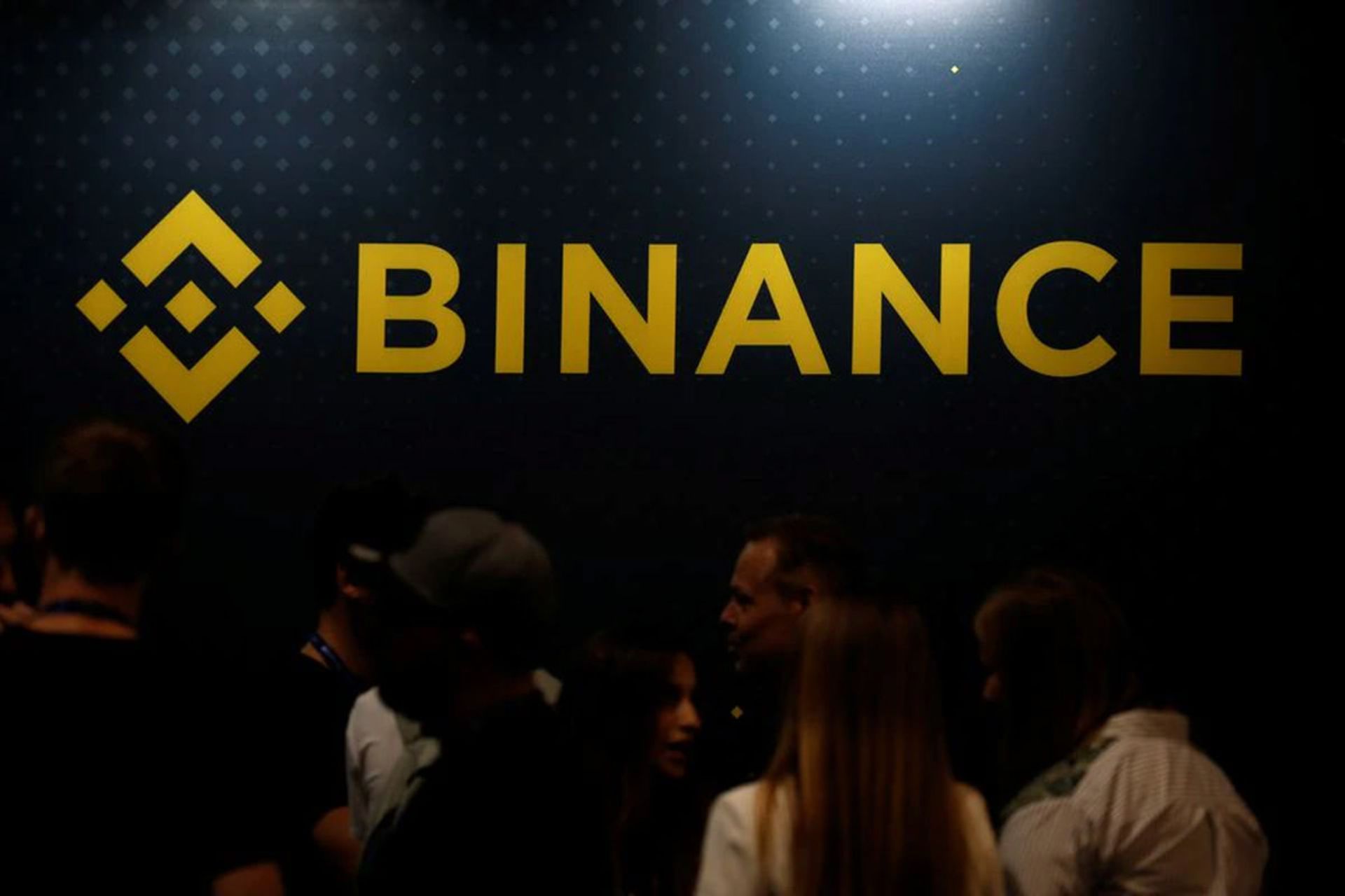 لوگو بایننس / Binance صرافی رمزارز ارز دیجیتال در جلسه کنفرانس مردم