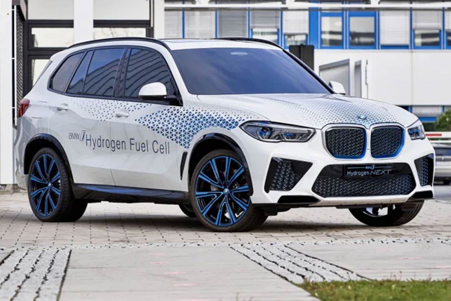 مرجع متخصصين ايران نماي جلو خودروي هيدروژني بي ام و ايكس 5 / 2023 BMW X5 سفيد رنگ در حياط كارخانه
