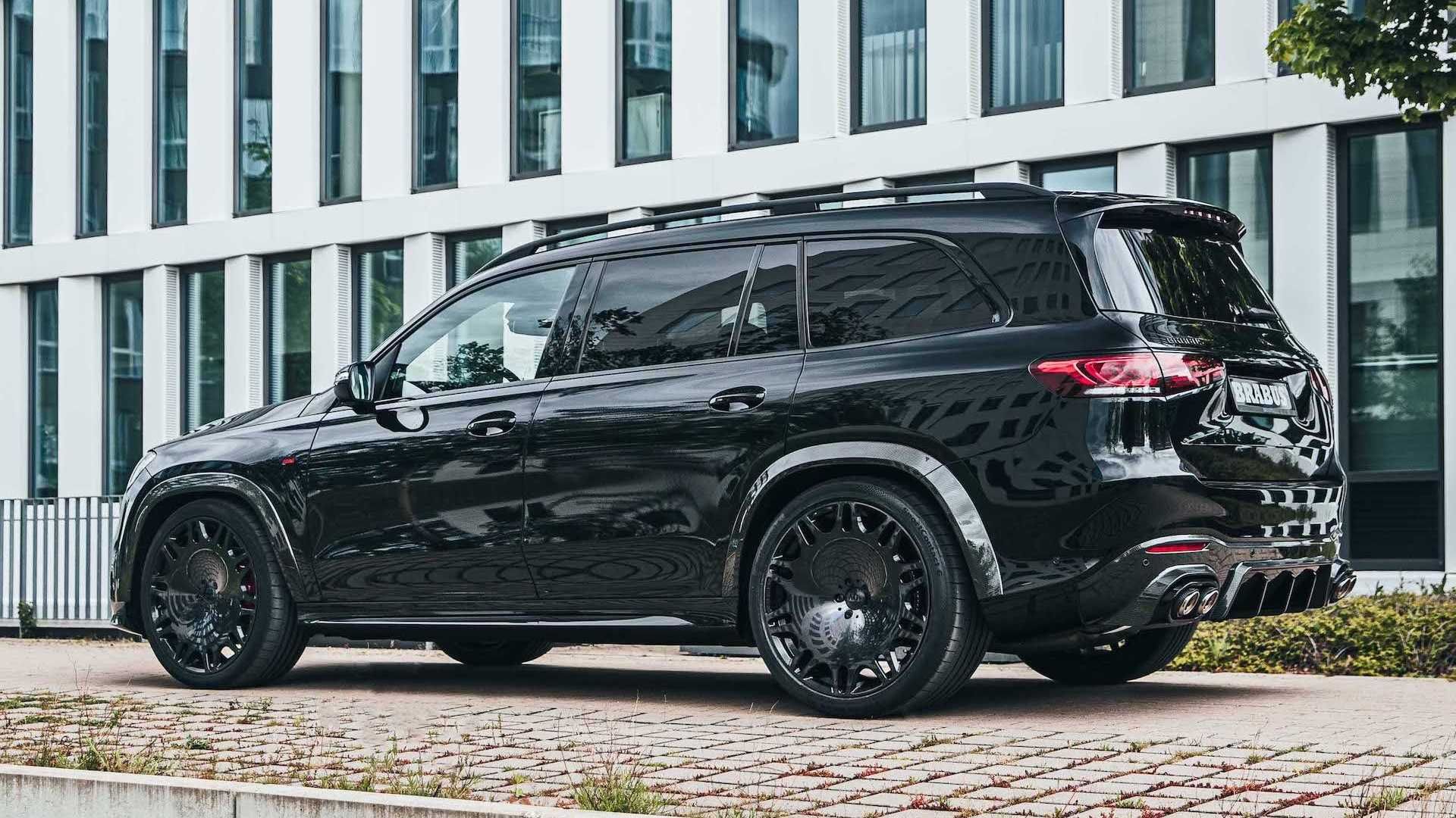 شاسی بلند برابوس مرسدس آ ام گ جی ال اس 63 / Brabus Mercedes-AMG GLS 63 مشکی رنگ در پیاده رو در کنار ساختمان