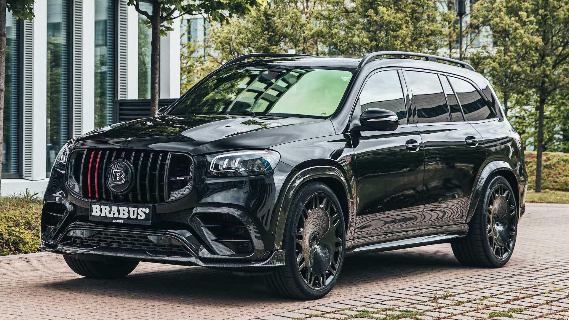 نمای سه چهارم شاسی بلند برابوس مرسدس آ ام گ جی ال اس 63 / Brabus Mercedes-AMG GLS 63 مشکی رنگ با منظره درخت