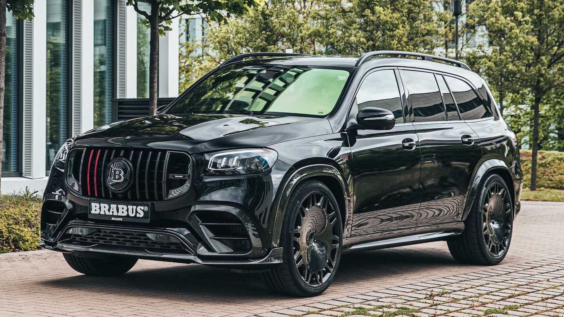 نمای سه چهارم شاسی بلند برابوس مرسدس آ ام گ جی ال اس 63 / Brabus Mercedes-AMG GLS 63 مشکی رنگ با منظره درخت