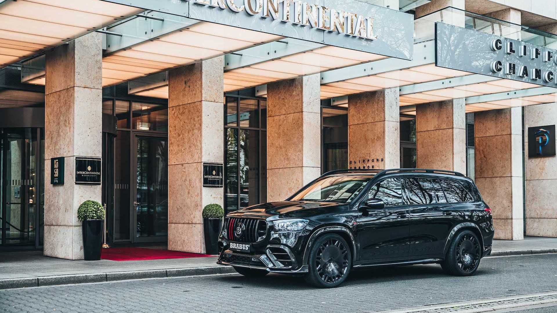 شاسی بلند برابوس مرسدس آ ام گ جی ال اس 63 / Brabus Mercedes-AMG GLS 63 مشکی رنگ در کنار ساختمان