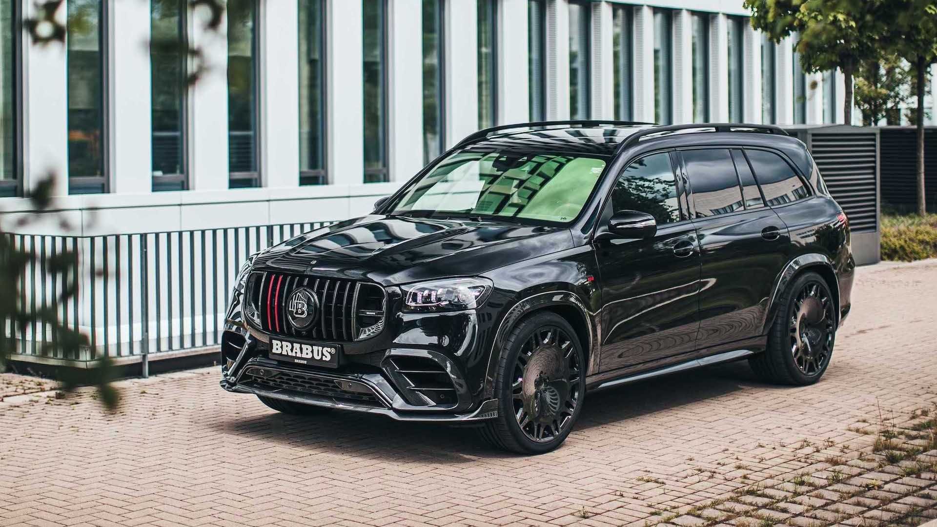 نمای سه چهارم شاسی بلند برابوس مرسدس آ ام گ جی ال اس 63 / Brabus Mercedes-AMG GLS 63 مشکی رنگ در کنار ساختمان