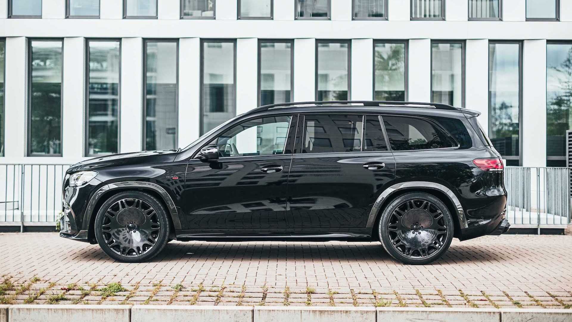 نمای جانبی شاسی بلند برابوس مرسدس آ ام گ جی ال اس 63 / Brabus Mercedes-AMG GLS 63 مشکی رنگ در کنار ساختمان
