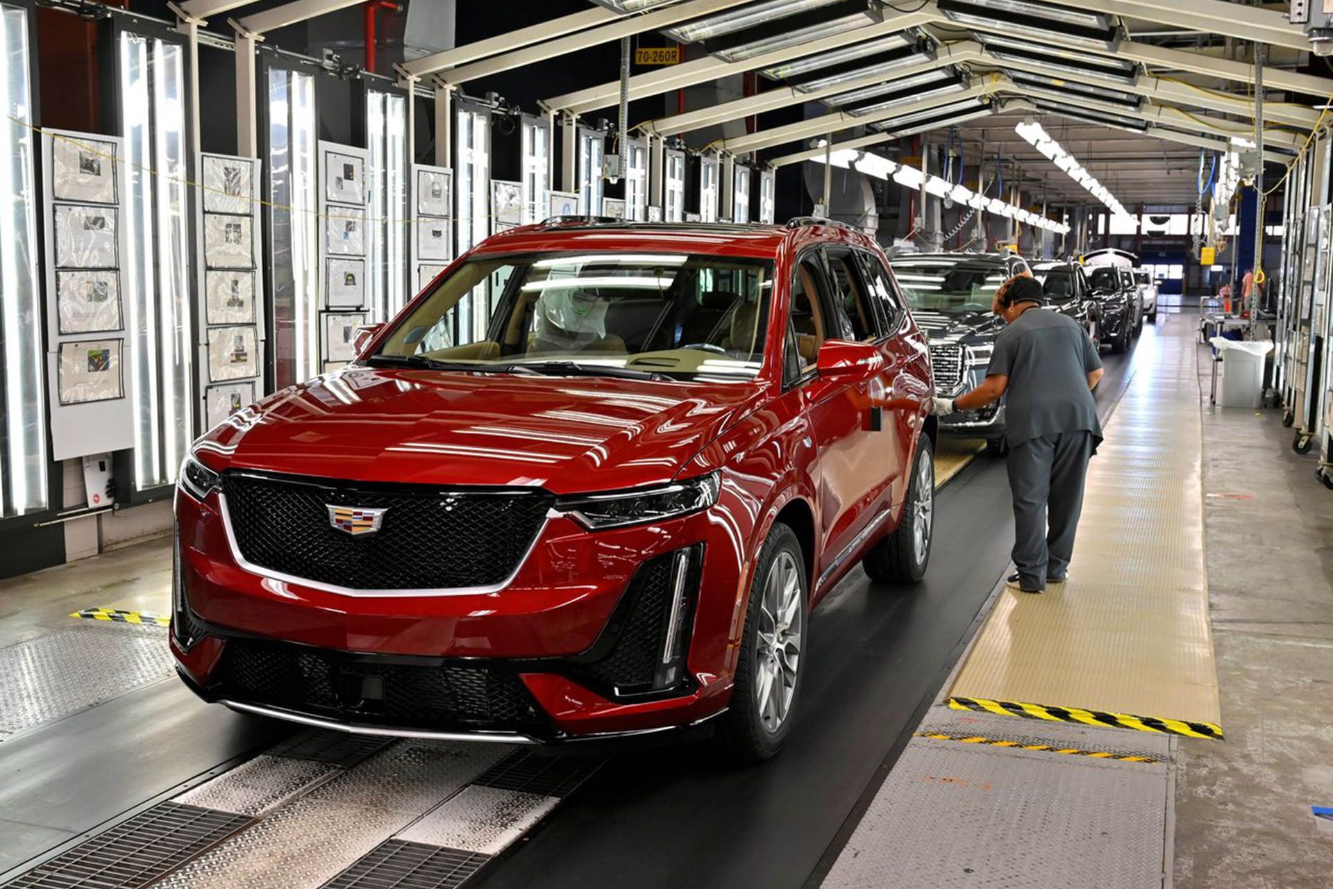 خط تولید خودرو قرمز رنگ کادیلاک