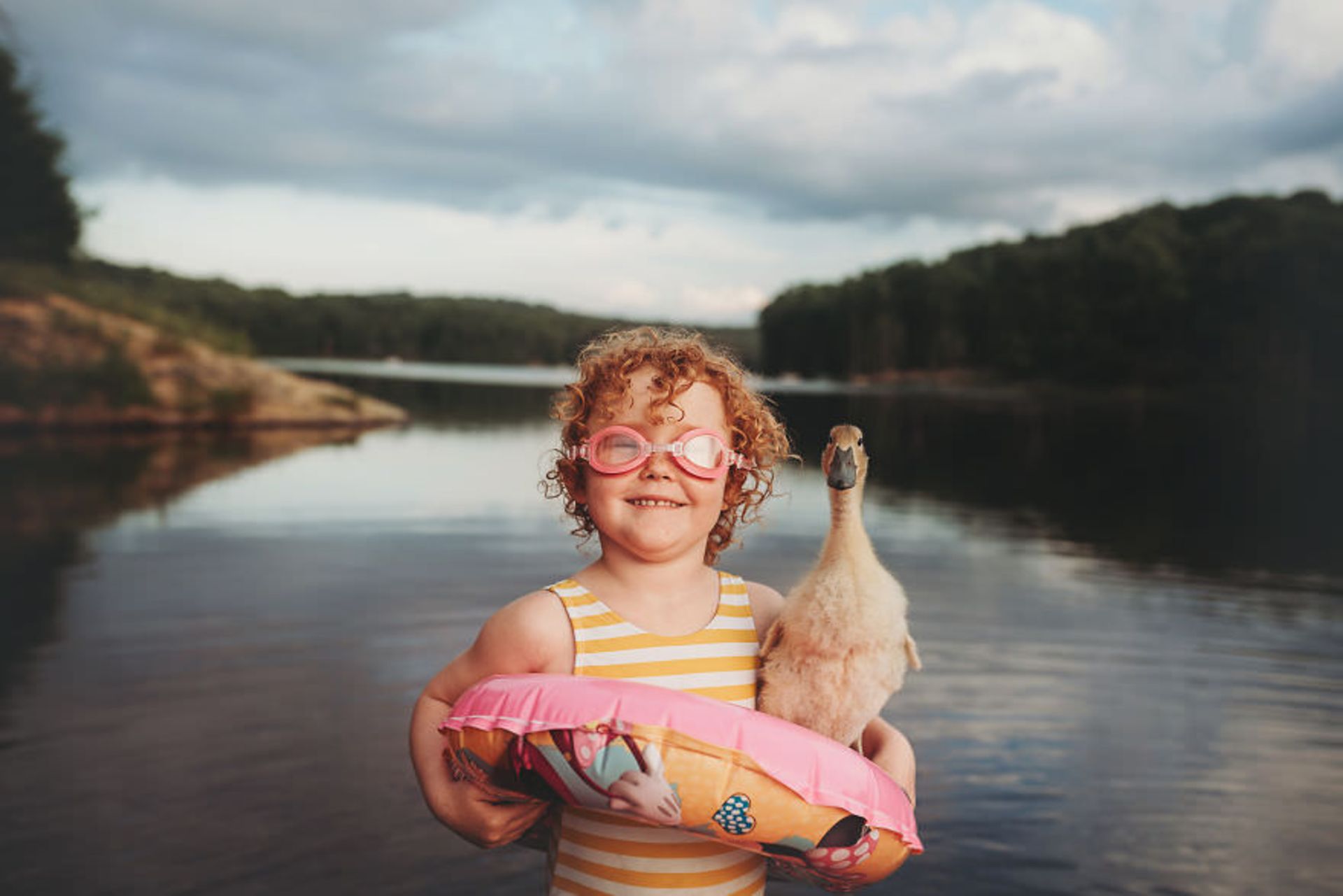 تعامل کودکان و حیوانات اردک رودخانه/ اندریا مارتین