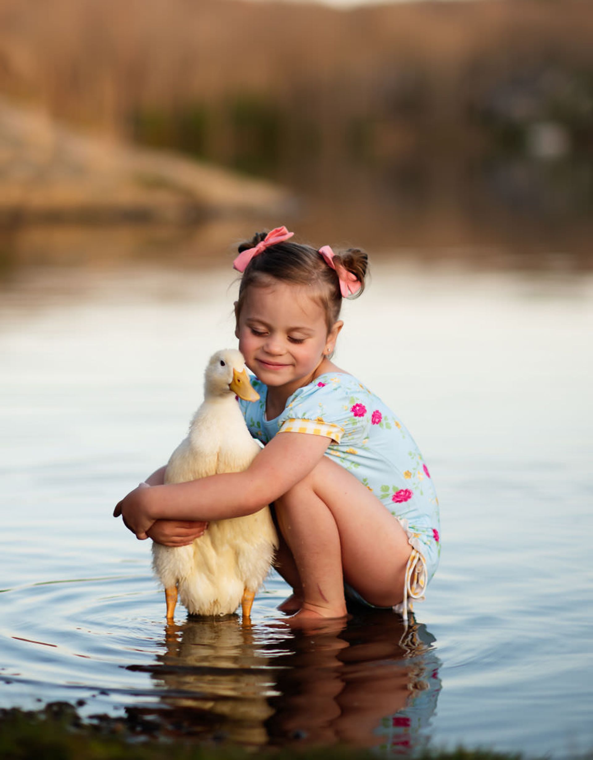تعامل کودکان و حیوانات اردک و دختر/ اندریا مارتین