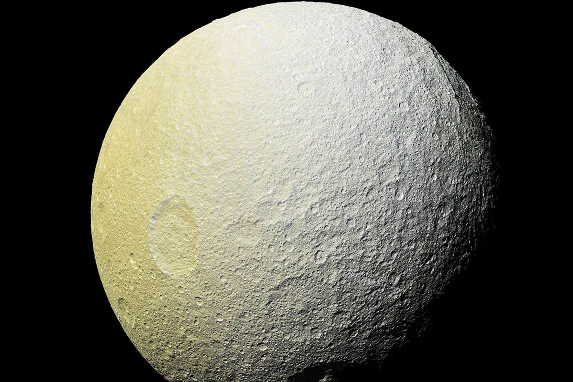 نمای رنگی تتیس، ماه یخی زحل
