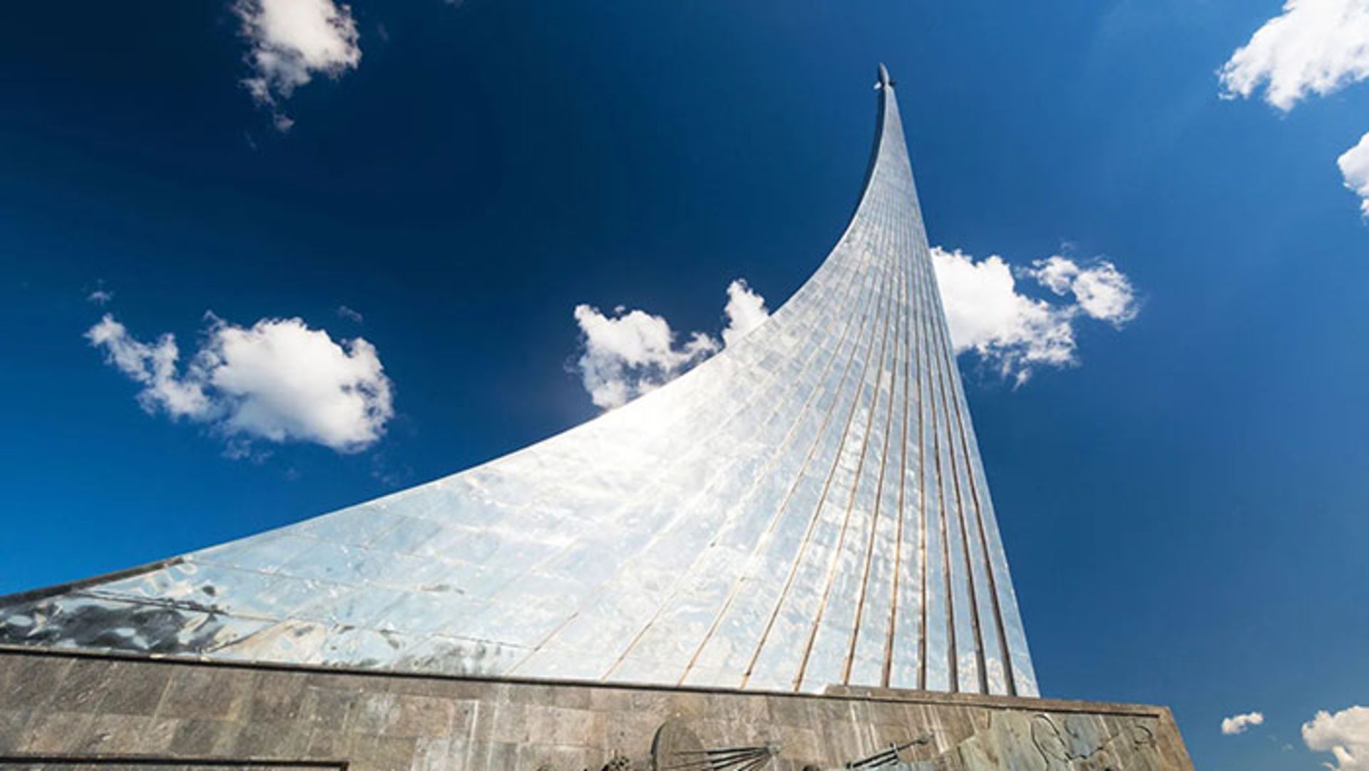 بنای فاتحان فضایی