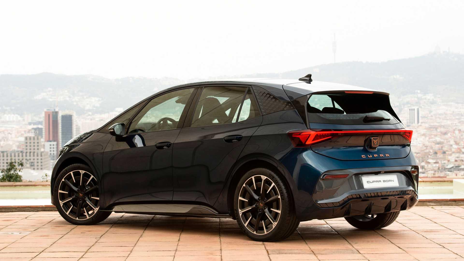نمای عقب هاچ بک برقی کوپرا بورن برند سئات / SEAT Cupra Born electric hatchback آبی رنگ