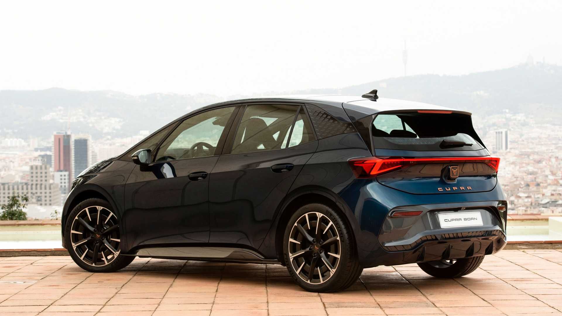 نمای عقب هاچ بک برقی کوپرا بورن برند سئات / SEAT Cupra Born electric hatchback آبی رنگ