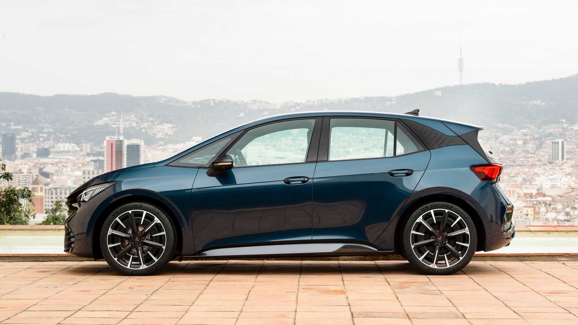 نمای جانبی هاچ بک برقی کوپرا بورن برند سئات / SEAT Cupra Born electric hatchback آبی رنگ