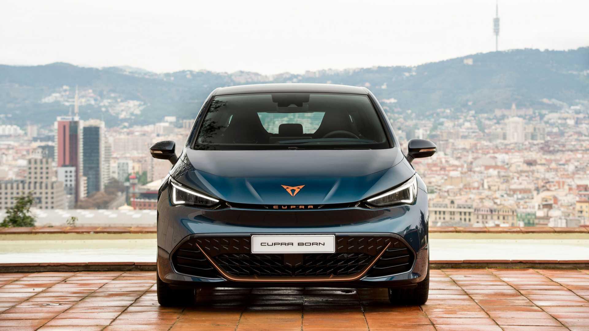 نمای جلو هاچ بک برقی کوپرا بورن برند سئات / SEAT Cupra Born electric hatchback با منظره آسمان