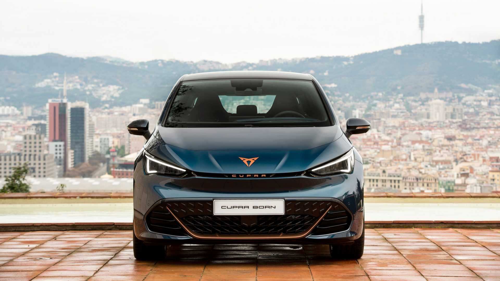 نمای جلو هاچ بک برقی کوپرا بورن برند سئات / SEAT Cupra Born electric hatchback با منظره آسمان