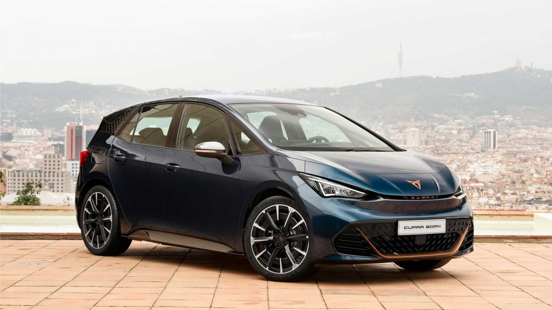 هاچ بک برقی کوپرا بورن برند سئات / SEAT Cupra Born electric hatchback آبی رنگ با منظره آسمان شهر