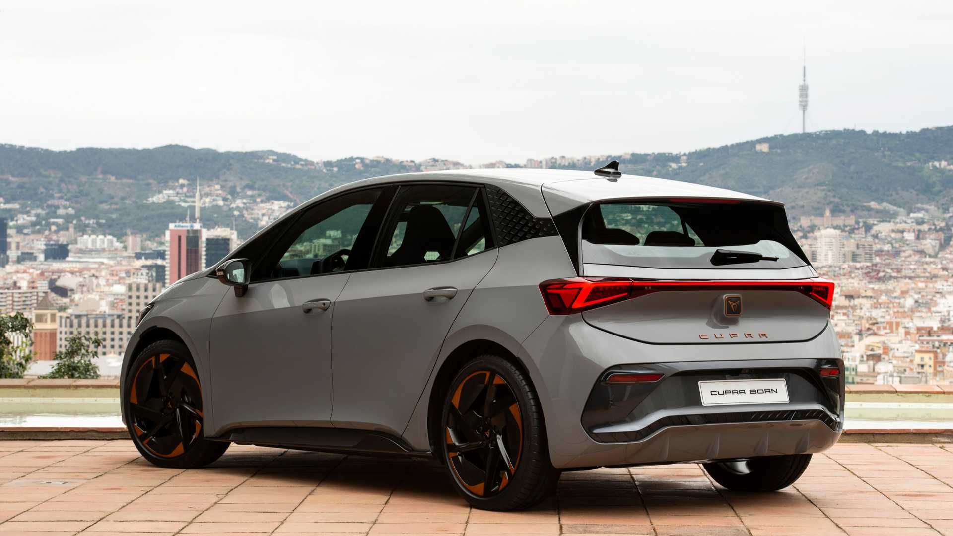 نمای سه چهارم عقب هاچ بک برقی کوپرا بورن برند سئات / SEAT Cupra Born electric hatchback