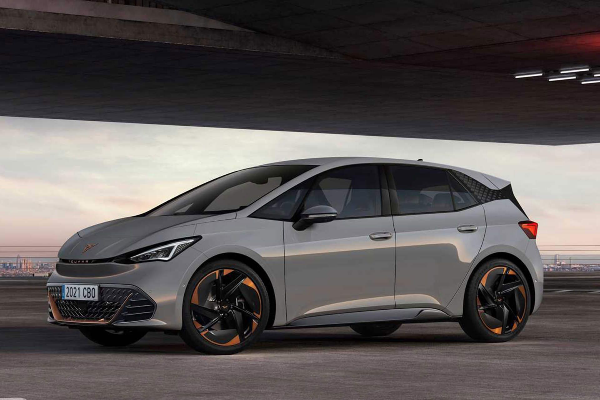 نمای سه چهارم هاچ بک برقی کوپرا بورن برند سئات / SEAT Cupra Born electric hatchback خاکستری رنگ