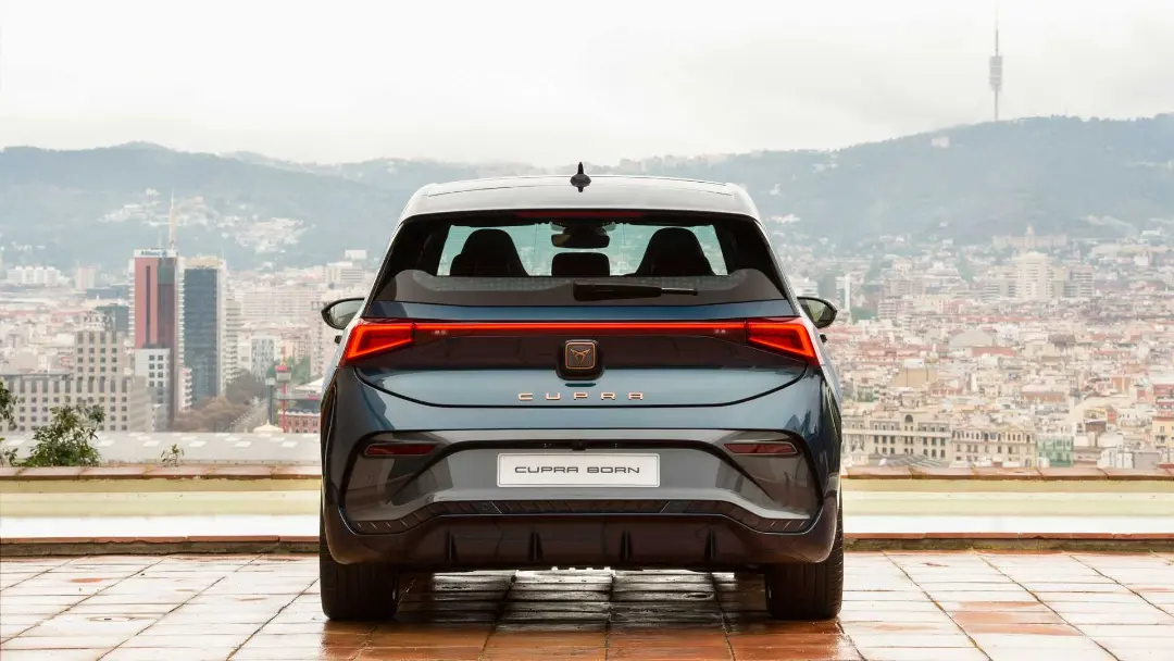 نمای عقب هاچ بک برقی کوپرا بورن برند سئات / SEAT Cupra Born electric hatchback