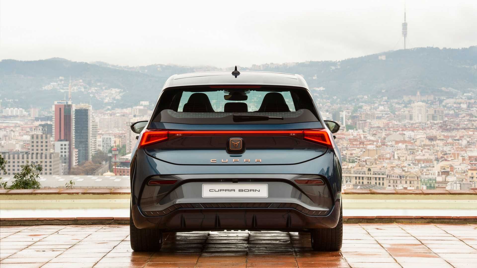 نمای عقب هاچ بک برقی کوپرا بورن برند سئات / SEAT Cupra Born electric hatchback
