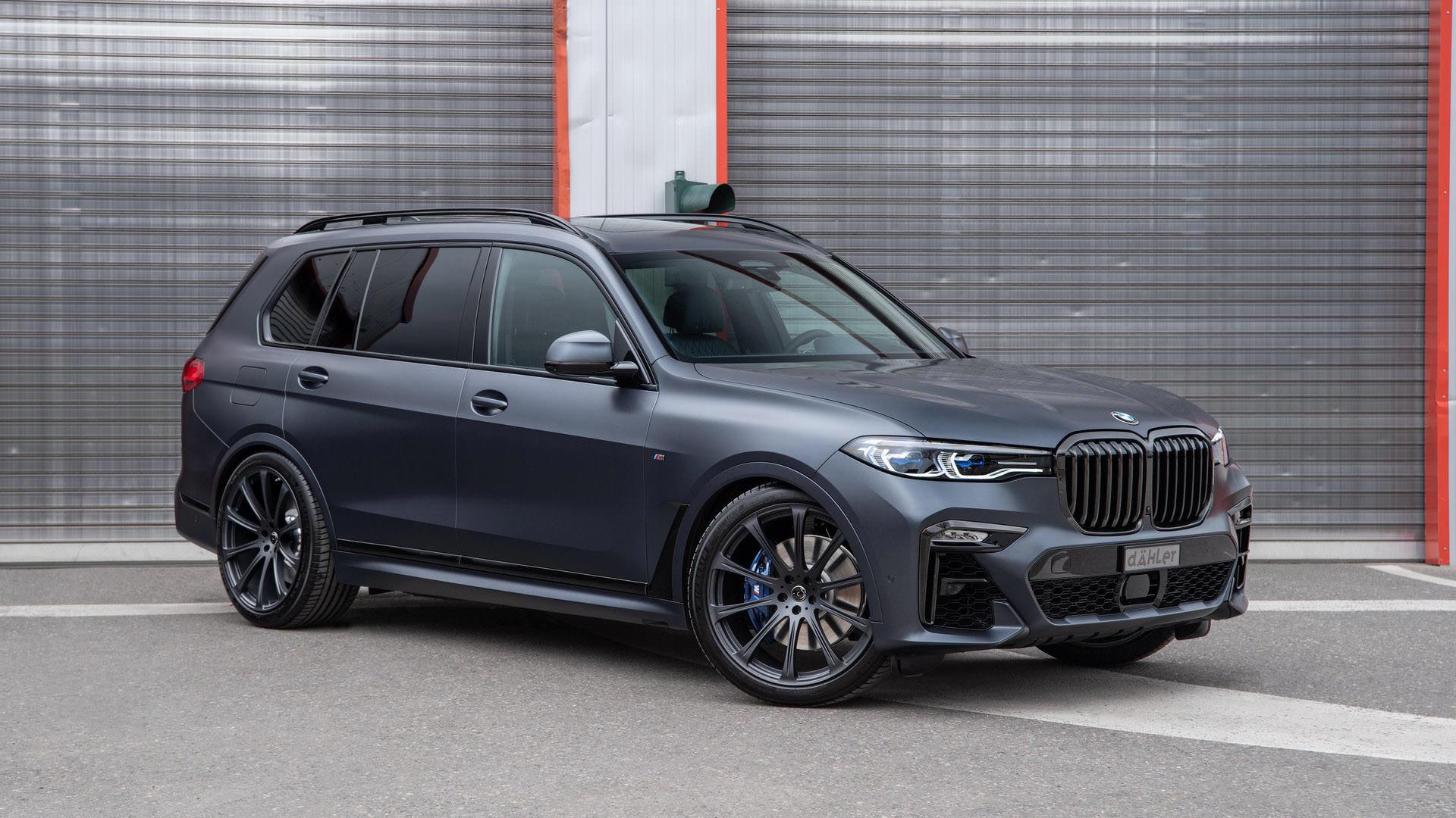 نمای سه چهارم خودرو شاسی بلند بی ام و ایکس 7 تیونینگ داهلر / Dahler BMW X7 SUV خاکستری رنگ