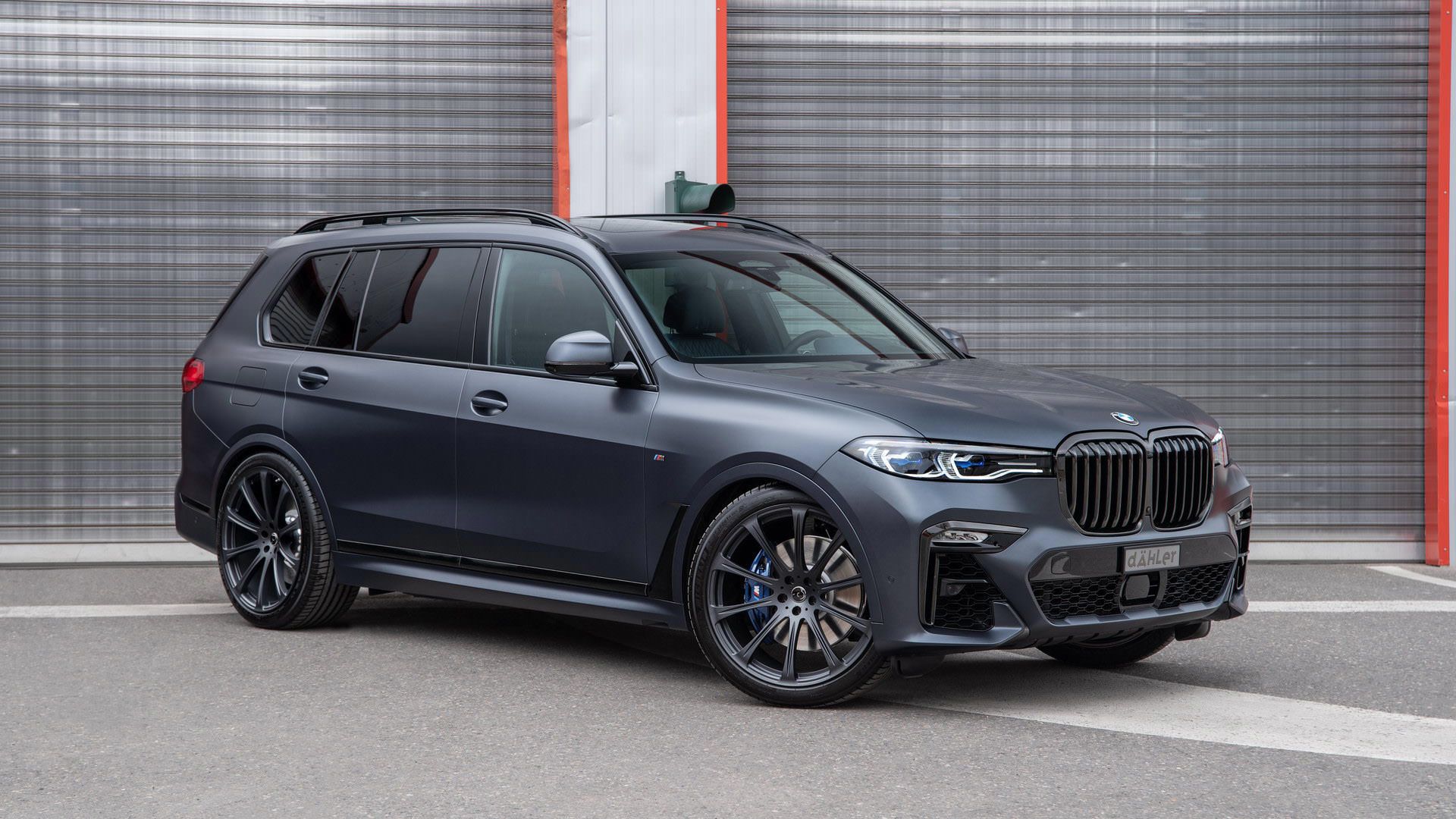 نمای سه چهارم خودرو شاسی بلند بی ام و ایکس 7 تیونینگ داهلر / Dahler BMW X7 SUV خاکستری رنگ