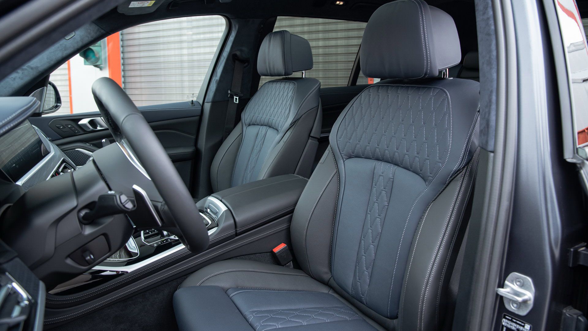 صندلی های جلو خودرو شاسی بلند بی ام و ایکس 7 تیونینگ داهلر / Dahler BMW X7 SUV