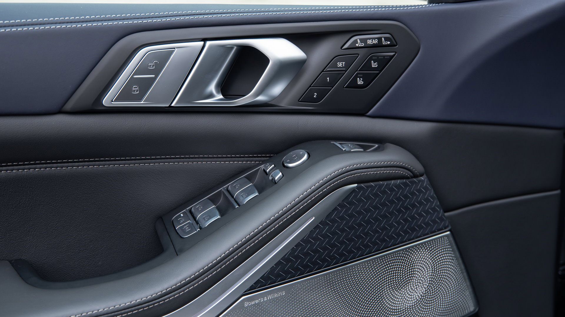 شیشه بالابر در خودرو شاسی بلند بی ام و ایکس 7 تیونینگ داهلر / Dahler BMW X7 SUV