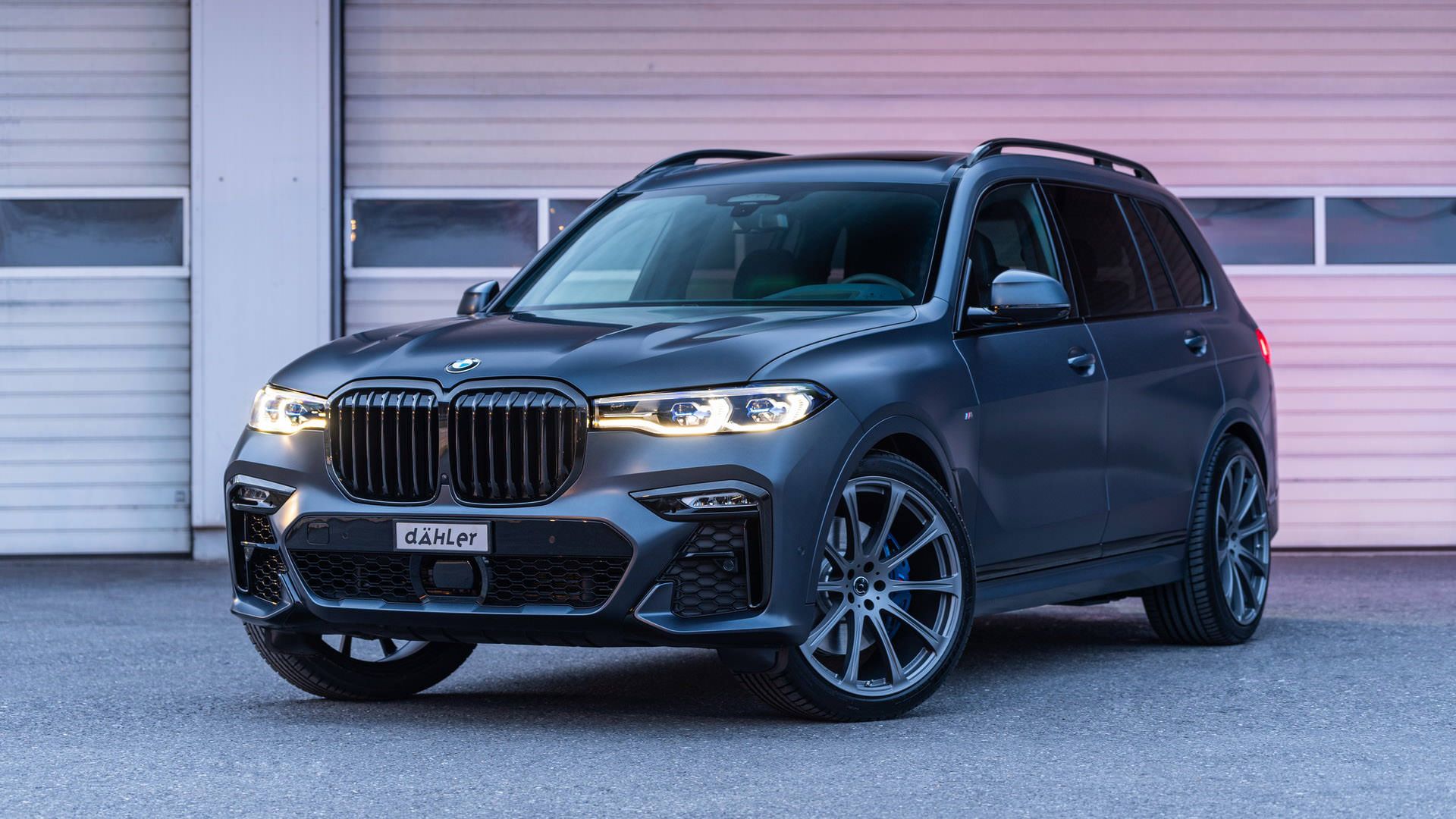 نمای سه چهارم خودرو شاسی بلند بی ام و ایکس 7 تیونینگ داهلر / Dahler BMW X7 SUV خاکستری رنگ