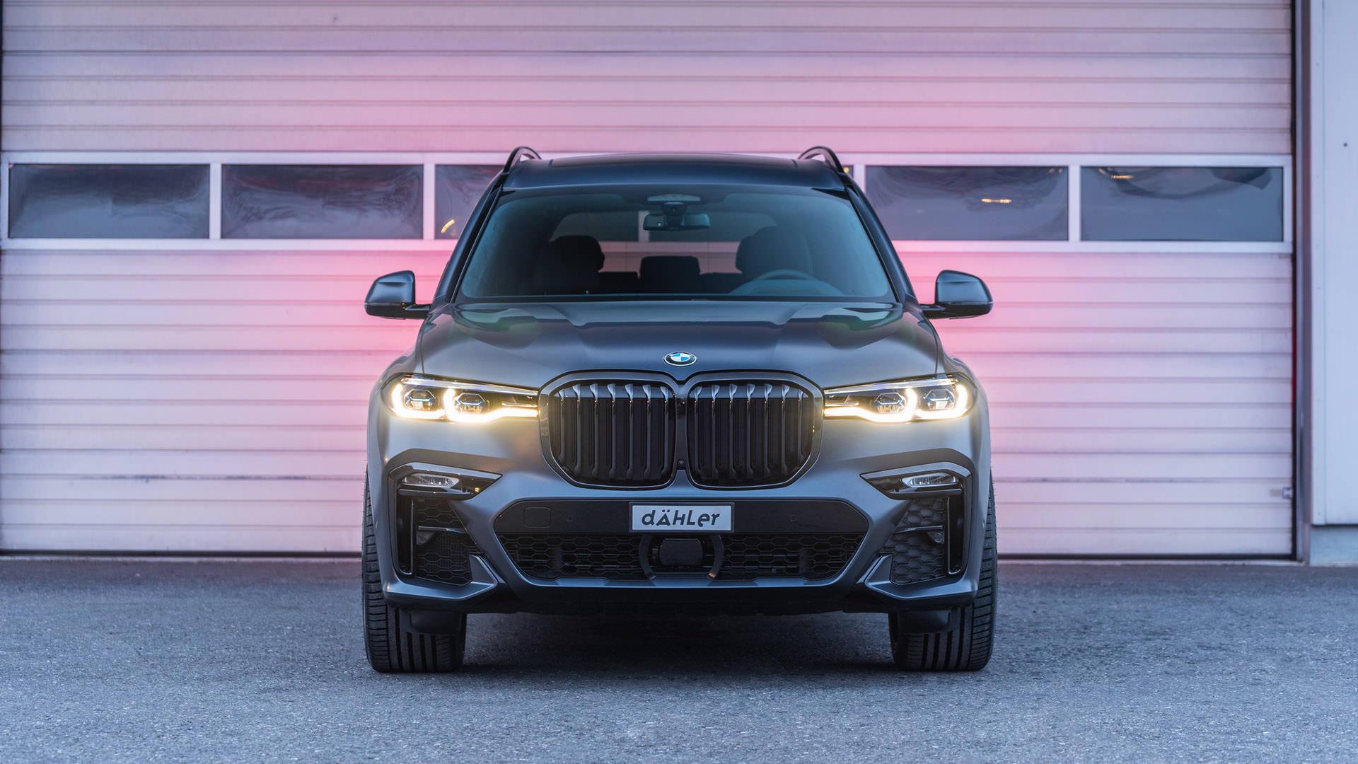 نمای جلو خودرو شاسی بلند بی ام و ایکس 7 تیونینگ داهلر / Dahler BMW X7 SUV با چراغ روشن