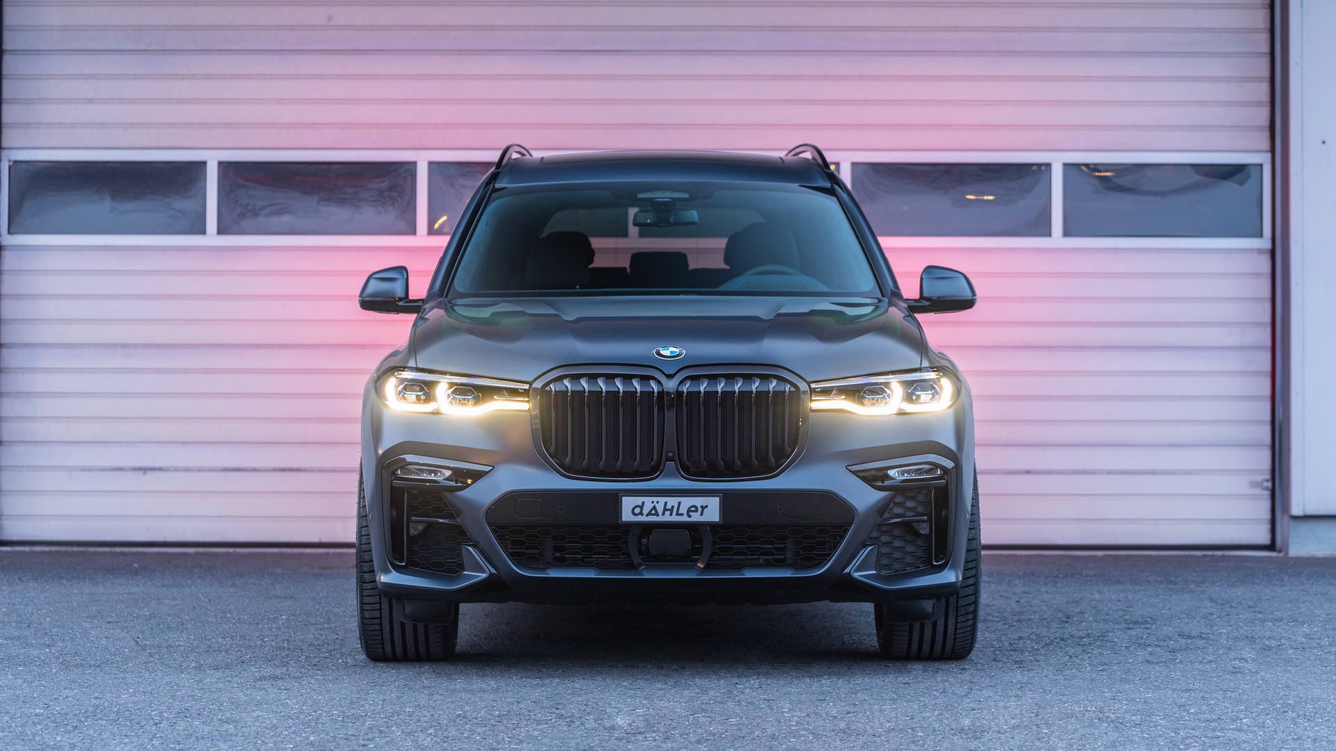 نمای جلو خودرو شاسی بلند بی ام و ایکس 7 تیونینگ داهلر / Dahler BMW X7 SUV با چراغ روشن