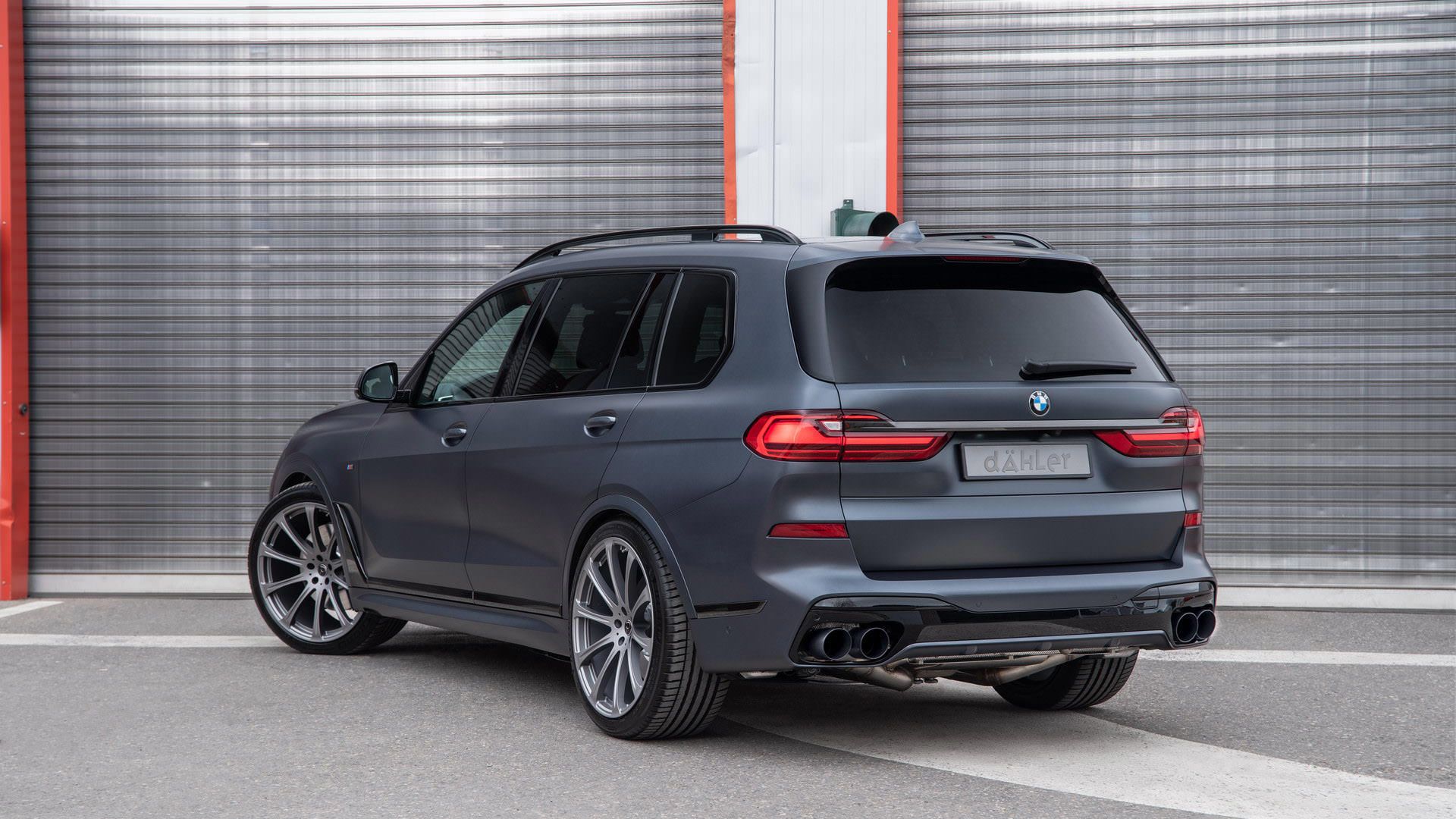 نمای سه چهارم عقب خودرو شاسی بلند بی ام و ایکس 7 تیونینگ داهلر / Dahler BMW X7 SUV