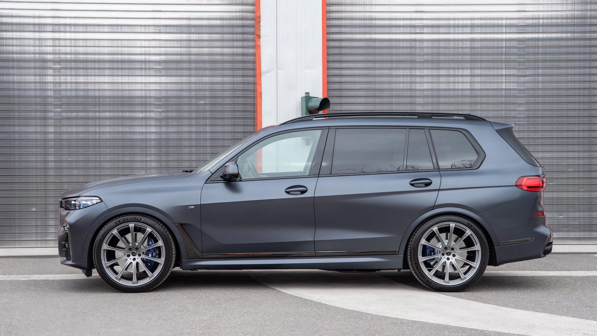 نمای جانبی خودرو شاسی بلند بی ام و ایکس 7 تیونینگ داهلر / Dahler BMW X7 SUV