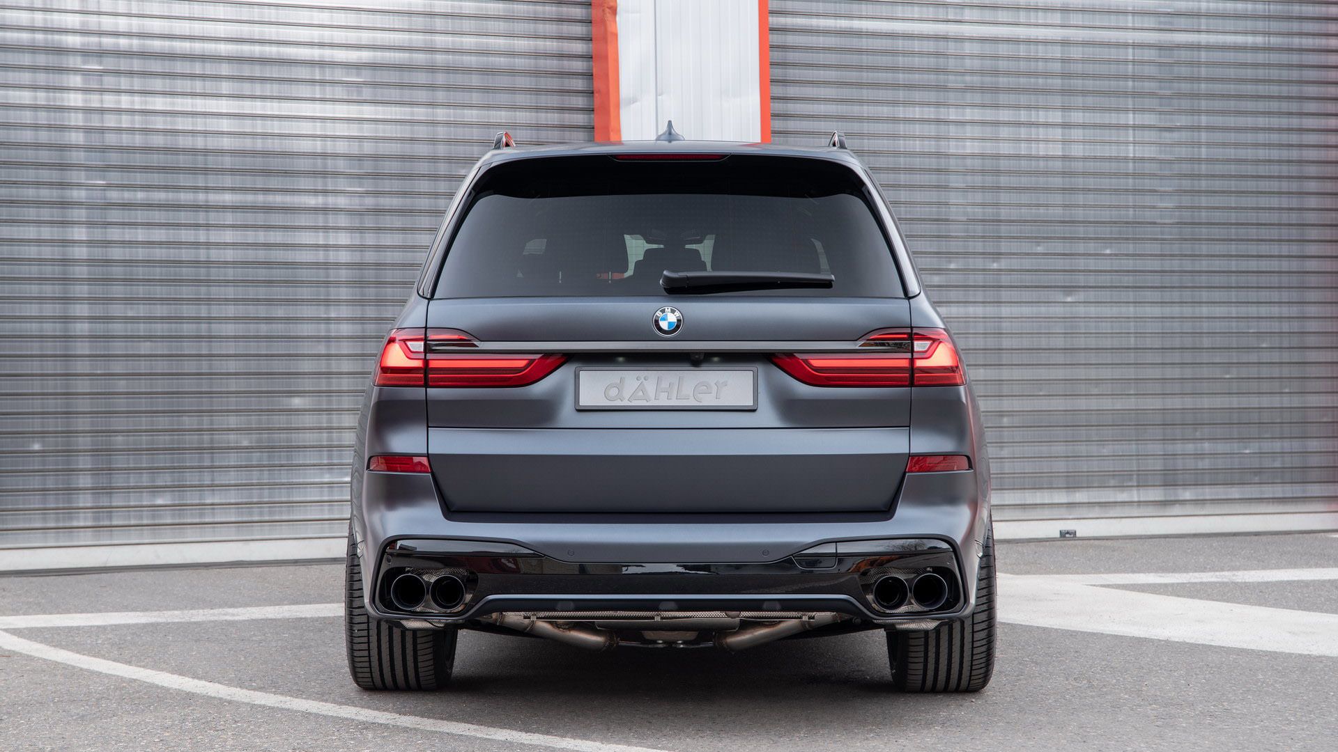 نمای عقب خودرو شاسی بلند بی ام و ایکس 7 تیونینگ داهلر / Dahler BMW X7 SUV